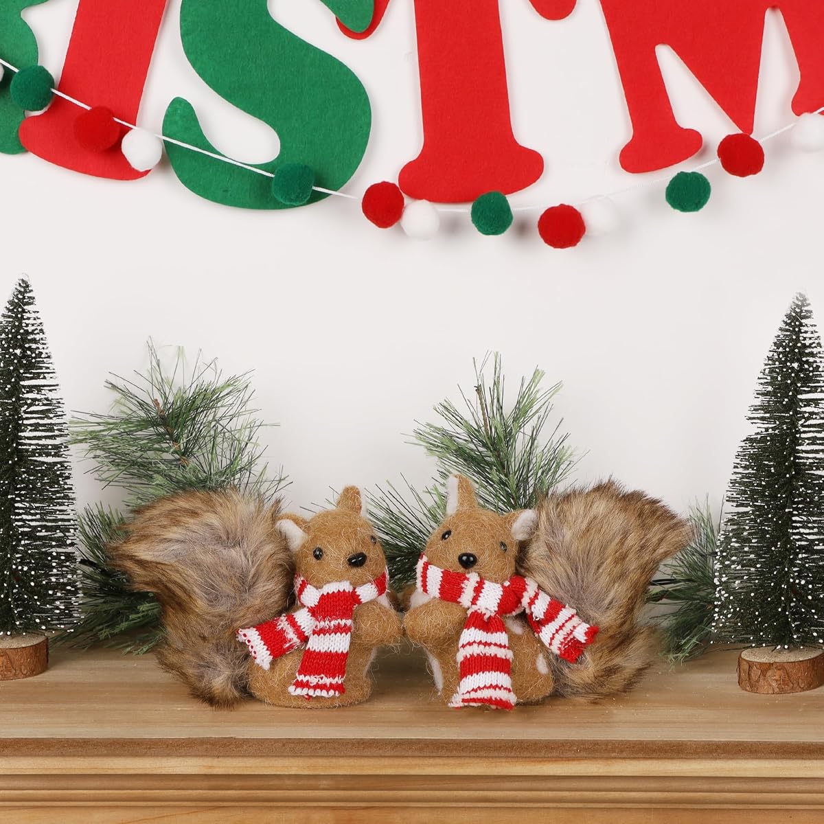 winemana Christmas Squirrel Table Decor, Set of 2 Squirrel Ornaments Woodland Animals Figurine with Scarf Christmas Winter Holiday Decorations for Indoor Home Mantle Office Xmas Gifts - imagen de detalle 3