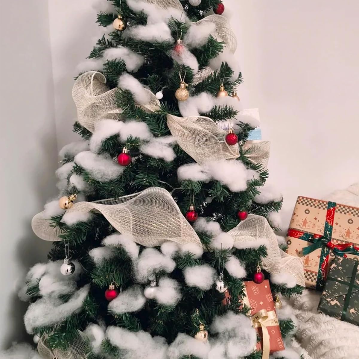 winemana 30oz Christmas Fake Snow Decor, Artificial Snow for Indoor Decorating, Cotton Like Fluffy Snow Stuffing for Winter Mantle Village Houses Christmas Tree Craft White Snow Decor - 细节图 2